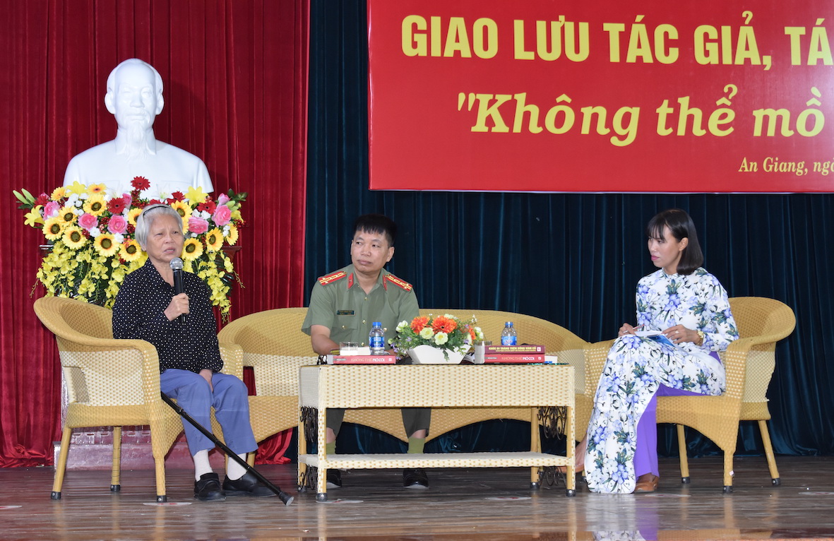 Trưng[-]bày,[-]giới[-]thiệu[-]sách[-]với[-]chủ[-]đề[-]"Sách[-]và[-]người[-]chiến[-]sĩ[-]Công[-]an[-]nhân[-]dân"[-]